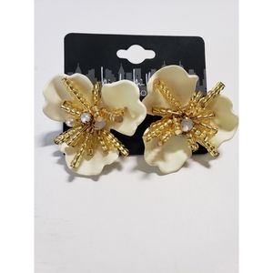 Nicole Miller Flower earrings